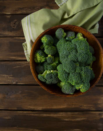 broccoli in a wooden bowlの写真素材