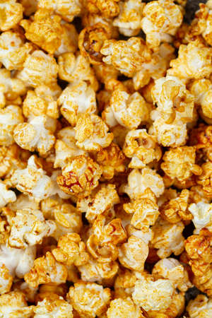 fresh caramelized popcorn close upの写真素材