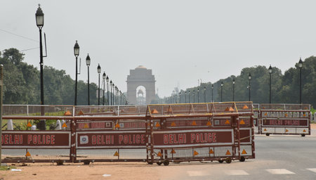 Delhi Traffic Police Barricading near India Gate Roadのeditorial素材