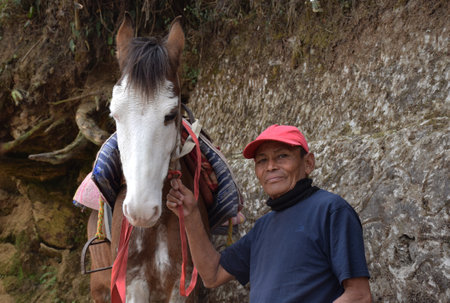 An old man with his horse standing for a picture near Darjeelingのeditorial素材