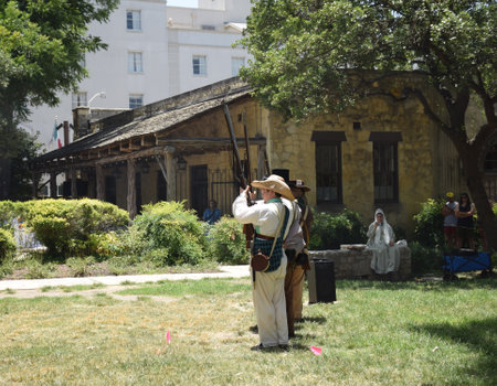 Alamo history staff demonstrating the use of flintlock firearms at Alamo Plaza in San Antanioのeditorial素材
