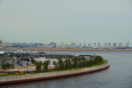The Serenity of the Waterway with the City Skyline Gracefully Displayed in the Backgroundの写真素材