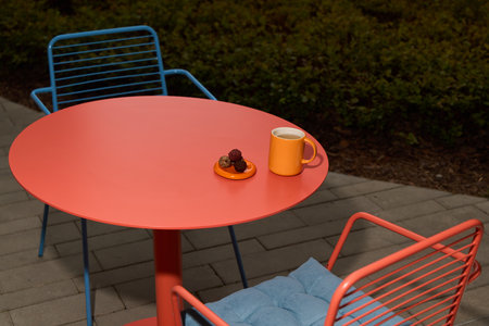 Experience Vibrant Outdoor Seating featuring Coffee and Delicious Treats in a Relaxing Atmosphereの写真素材