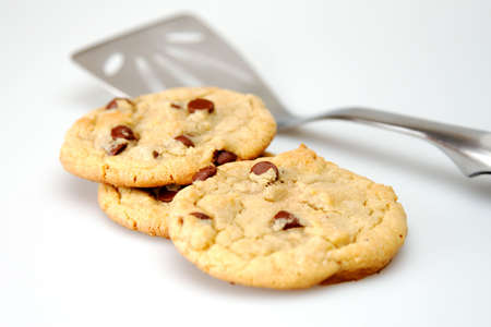 Out of focus spatula and chocolate chip cookiesの写真素材