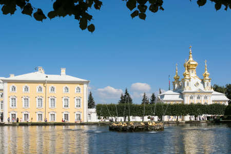 pond with fountain in front of Peterhof summerpalaceの写真素材