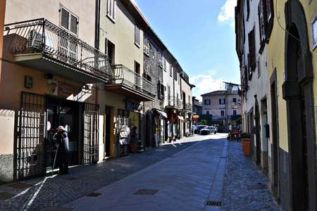 Bolsena-Italia 13 febbraio 2013 uno scorcio del centro storico di bolsena, luogo turisticoのeditorial素材