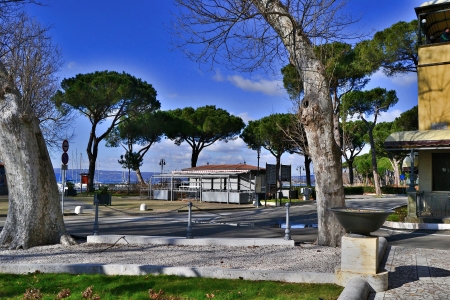 Bolsena-Italia 13 febbraio 2013 lungolago con vista del porto turistico, uno dei luoghi turistici più belli dell alto lazioのeditorial素材