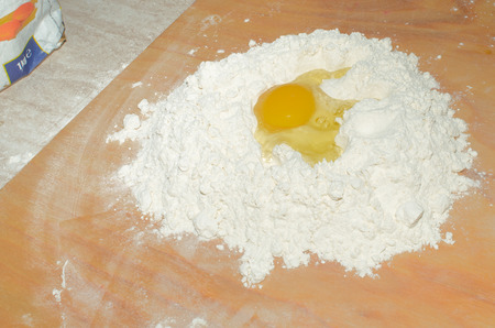 impasto di uova e farina di grano per lasagnaの写真素材