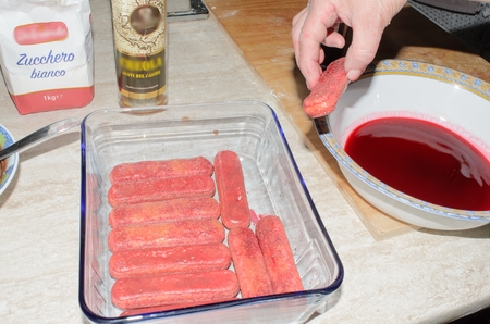 fase della preparazione del dolce con crema cioccolato e liquoreの写真素材