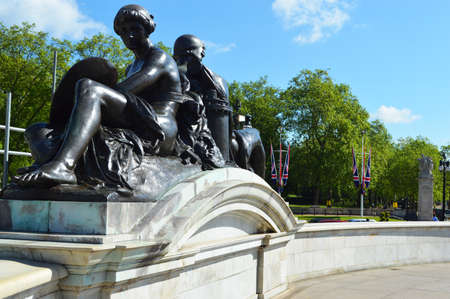 Statues near Buckingham Palaceのeditorial素材