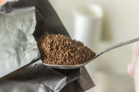 ground coffe in spoonの写真素材