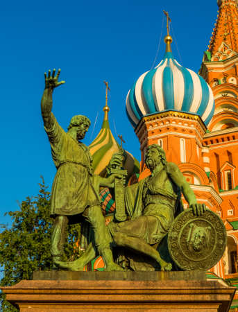 Monument to Minin and Pozharsky in front of St. Basil's Cathedral, Red Square, Moscow, Russiaの写真素材