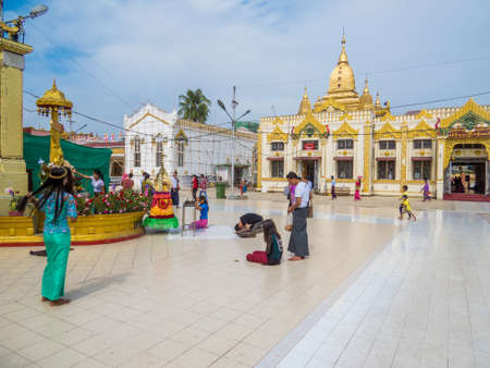 YANGON, MYANMAR - JANUARY 4, 2018: Burmese people praying outside the Botataung Pagoda.のeditorial素材