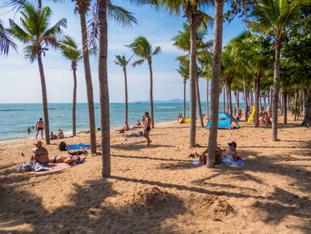PATTAYA, THAILAND - JANUARY 12, 2018: People on Jomtien Pattaya Beach.のeditorial素材