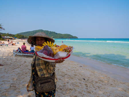PHU QUOC, VIETNAM - FEBRUARY 9, 2018: Unidentified woman selling fruit on the popular Sao Beach (Vietnamese: Bai Sao).のeditorial素材