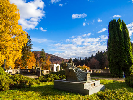 View of the Statue of Queen Elizabeth in front of the Peles Castle. In Sinaia, Transylvania, central Romaniaの写真素材