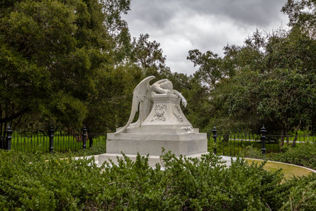 The angel of grief statue at Stanford University Campus - Palo Alto, California, USAのeditorial素材