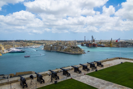 The Saluting Battery Canons and Grand Harbour - Valletta, Maltaのeditorial素材
