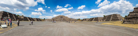 Dead Avenue and Moon Pyramid at Teotihuacan Ruins - Mexico City, Mexicoのeditorial素材