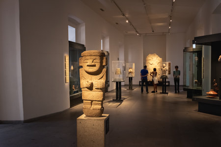 Anthropomorphic sculpture from Colombia at Pre-Columbian Art Museum - Santiago, Chileのeditorial素材