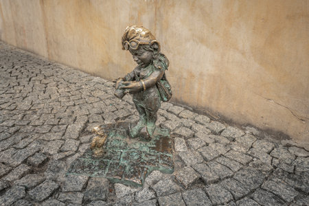 Wroclaw, Poland - Aug 20, 2019: Bitty and Admirer dwarfs (Troszka i Adoratorek) - since 2005 hundreds of wroclaw dwarf figurines appeared in the city - Wroclaw, Polandのeditorial素材