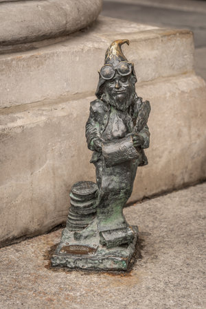 Wroclaw, Poland - Aug 21, 2019: Debtie dwarf (Dlugi or Rejestrus) - since 2005 hundreds of wroclaw dwarf figurines appeared in the city - Wroclaw, Polandのeditorial素材