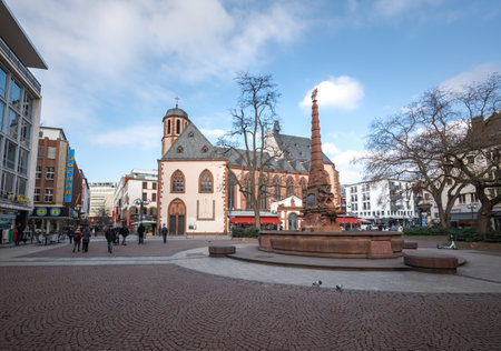 Frankfurt, Germany - Jan 23, 2020: Liebfrauenberg Fountain and Liebfrauen Church (Liebfrauenkirche) - Frankfurt, Germanyのeditorial素材