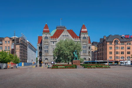 Helsinki, Finland - Jun 30, 2019: Railway Square with Finnish National Theater and Aleksis Kivi Statue - Helsinki, Finlandのeditorial素材