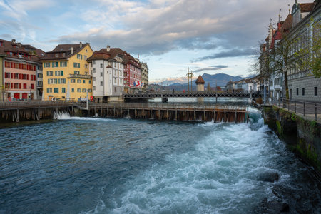 Needle dam at River Reuss with Chapel Bridge (Kapellbrucke) - Lucerne, Switzerlandの写真素材