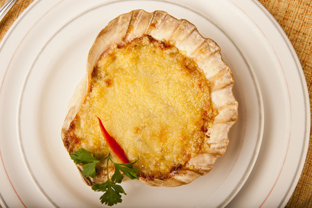 Almejas servidas en concha gratinadas con queso parmesano al hornoの写真素材