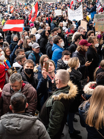 Vienna, Austria - November 20 2021: Anti-Vax Covid-19 Demonstion Crowd on Heldenplatz at the Hofburg Palace.のeditorial素材