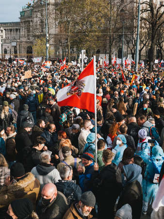 Vienna, Austria - November 20 2021: Anti-Vax Covid-19 Rally Crowd with Austrian Flag.のeditorial素材