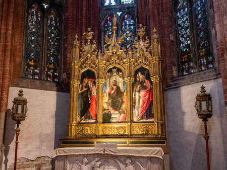 Venice, Italy - January 4 2022: Corner Chapel Altar Triptych at Santa Maria Gloriosa dei Frari Churchのeditorial素材
