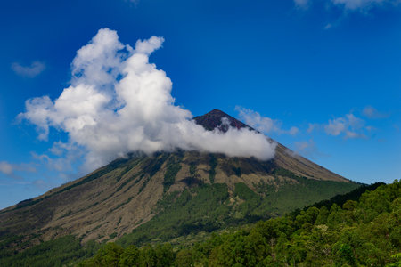 Mount Gunung Inierie Volcano Mountain Peak Landscapeの写真素材