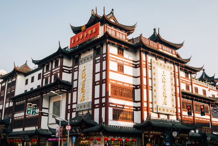 Shanghai Old Town at the intersection of the Jiuxiaochang and Fangbang streets near Yuyuan garden.のeditorial素材