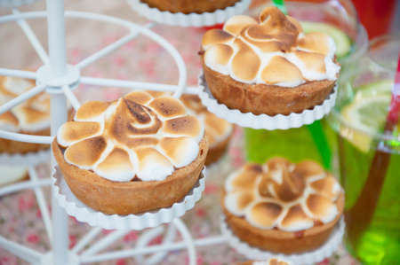 Little baked meringue cakes