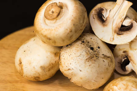 champignons on cutting board in dark background detailの写真素材