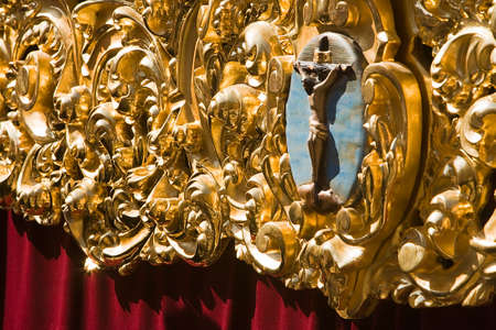 Altarpiece or cartela of high relief polychrome docked and decorating on the breather of the throne,...
