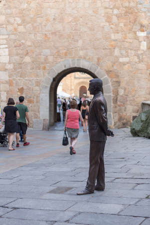 Avila, SPAIN - 10 august 2015: Statue of Adolfo Surez Gonzlez, he was a president of Spain, done in bronze to natural size, placed in the square that takes its name, very close to where its mortal remains rest along with those of its wife, Amparo Illana, のeditorial素材