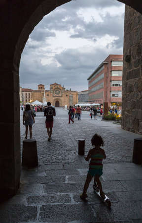 Avila, SPAIN - 10 august 2015: Santa Teresa Square, Front of the Church of San Pedro, Tourists strolling through the arc of the walls of Avila, Spainのeditorial素材