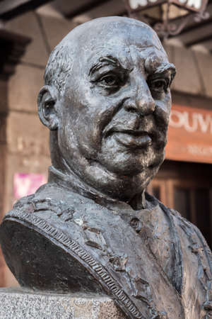 Statue in tribute to the great cook Candido Lopez Sanz, renowned character and popular city of Segovia, Spainのeditorial素材