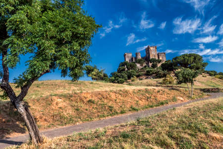 Castle of Almodovar del Rio, It is a fortitude of Moslem origin, it was a Roman fort and the current building has definitely origin Berber, a Stage of the American producer HBO, for the series âGame of Thronesâ. placed close to the Guadalquivir, take のeditorial素材