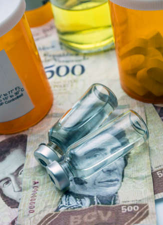 Vials with medication on banknotes Bolivarian, shady deal of medicines in full crisis of Latin...
