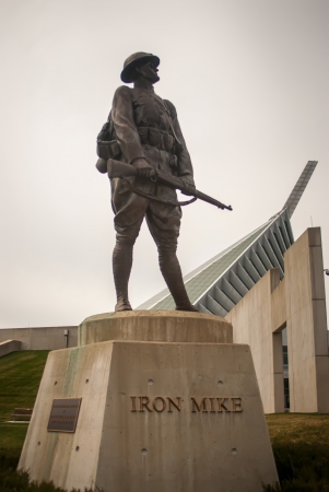military iron statue honoring american soldier heroesのeditorial素材