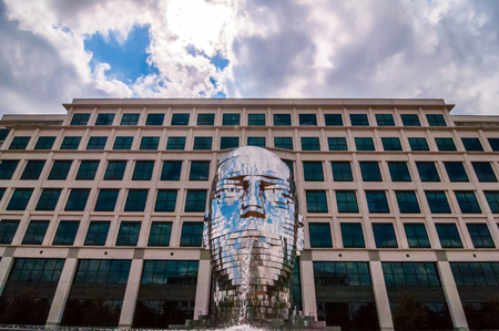 Metalmorphosis Mirror Fountain by, David ÄernÃ½ in charlotte, ncのeditorial素材
