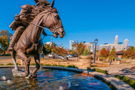 captain jack herald of liberty monument pool in autumnのeditorial素材