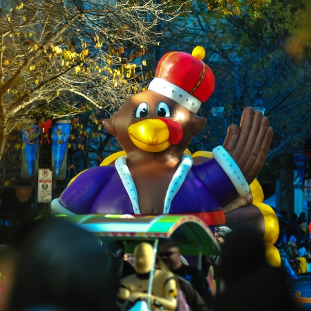 infalable thanksgiving turkey waving to crowd at a thanksgiving parade of charlotte ncのeditorial素材