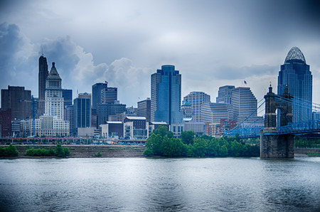 Cincinnati skyline. Image of Cincinnati skyline and historic John A. Roebling suspension bridge cross Ohio River.のeditorial素材