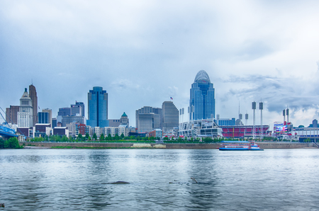 Cincinnati skyline. Image of Cincinnati skyline and historic John A. Roebling suspension bridge cross Ohio River.のeditorial素材