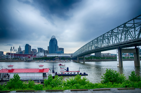 Cincinnati skyline. Image of Cincinnati skyline and historic John A. Roebling suspension bridge cross Ohio River.のeditorial素材